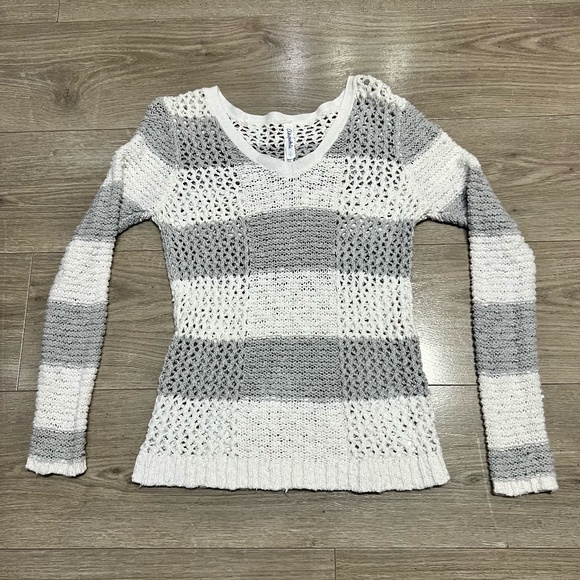 Aeropostale Gray and White Striped Long Sleeve V-Neck Knit Sweater Small - Picture 1 of 8